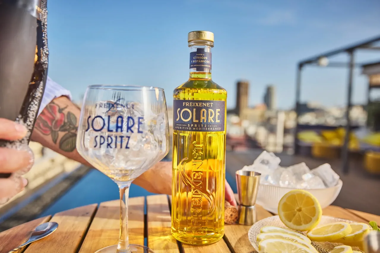 De olho no Aperol, Freixenet lança o aperitivo Solare no Brasil