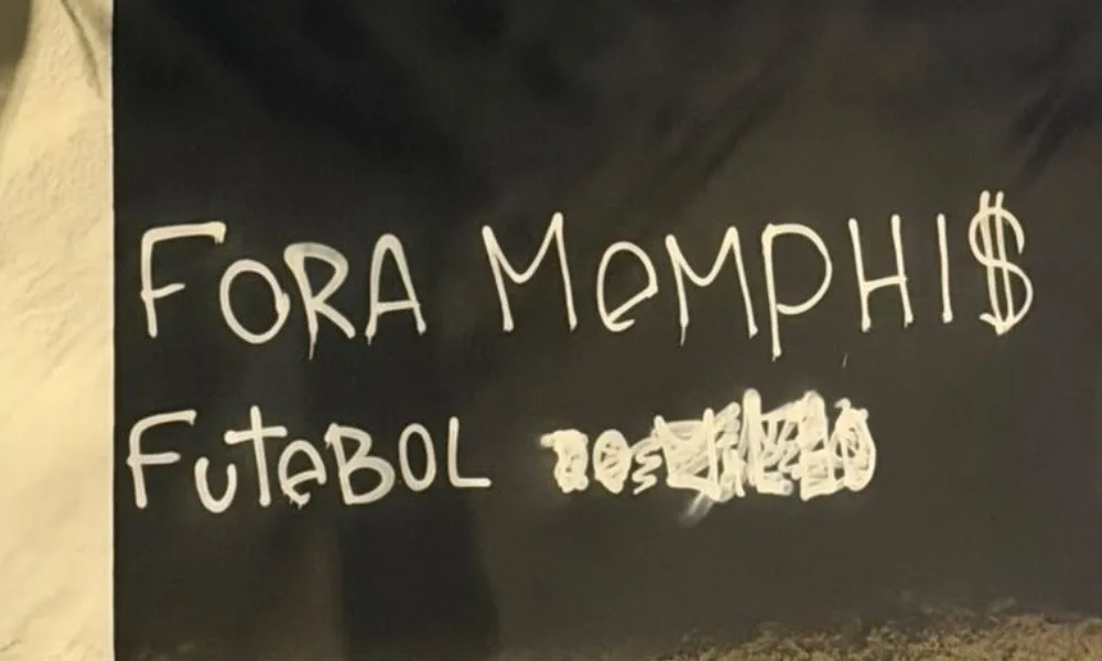 Torcida do Corinthians protesta, picha muros da sede e pede saída de Memphis