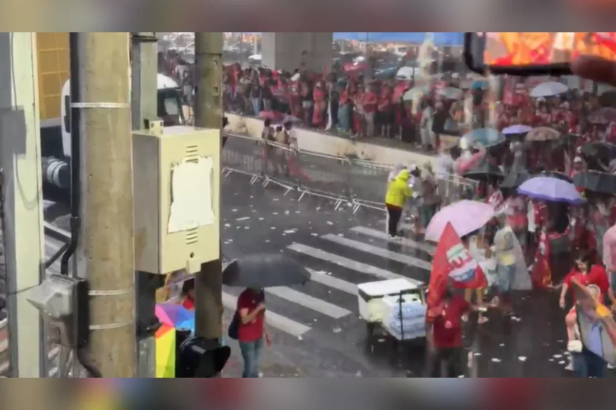 Chuva forte surpreende apoiadores antes de ato de Lula em Juiz de Fora (MG)