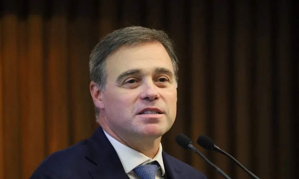 Mendonça diz que liberar todo conteúdo do celular de Vorcaro ‘tumultuaria’ julgamento
