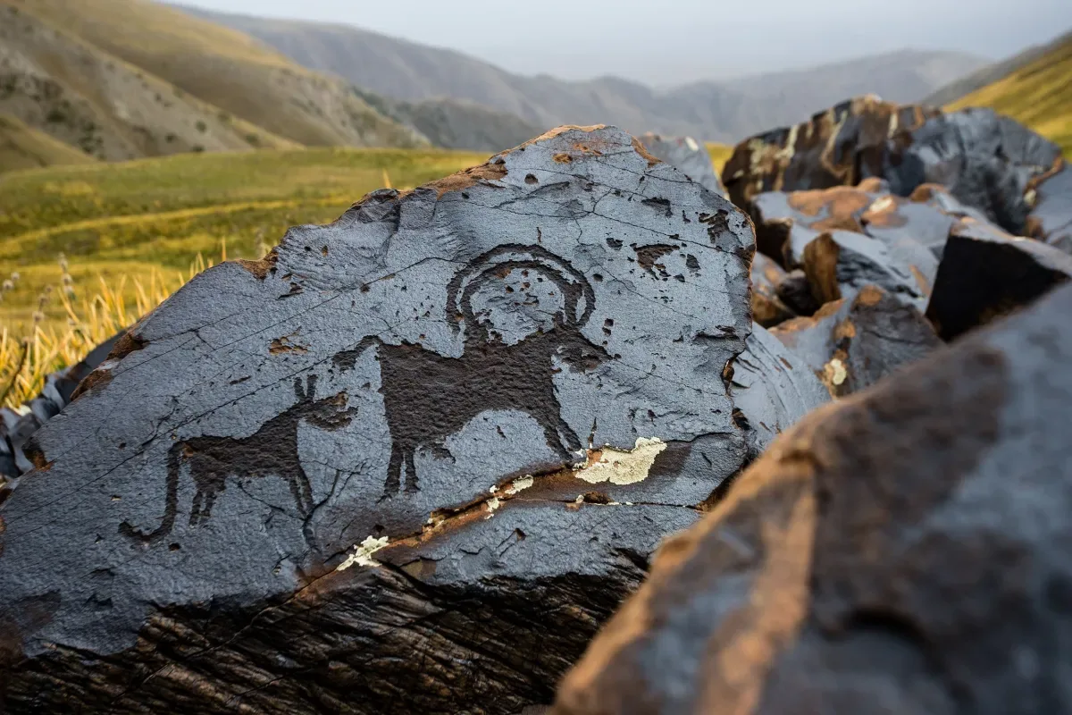 Visto de cima, o espaço se assemelha a uma ninhada de ovos de pterossauro repousando no deserto. A China conseguiu inaugurar o primeiro museu de répteis voadores