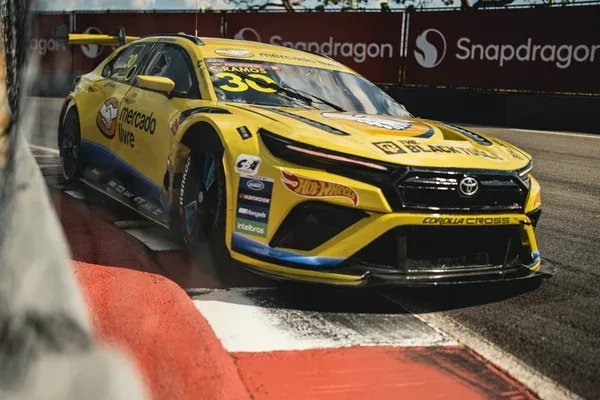 Hélio Castroneves destaca parceria com Daniel Malzoni na Stock Car