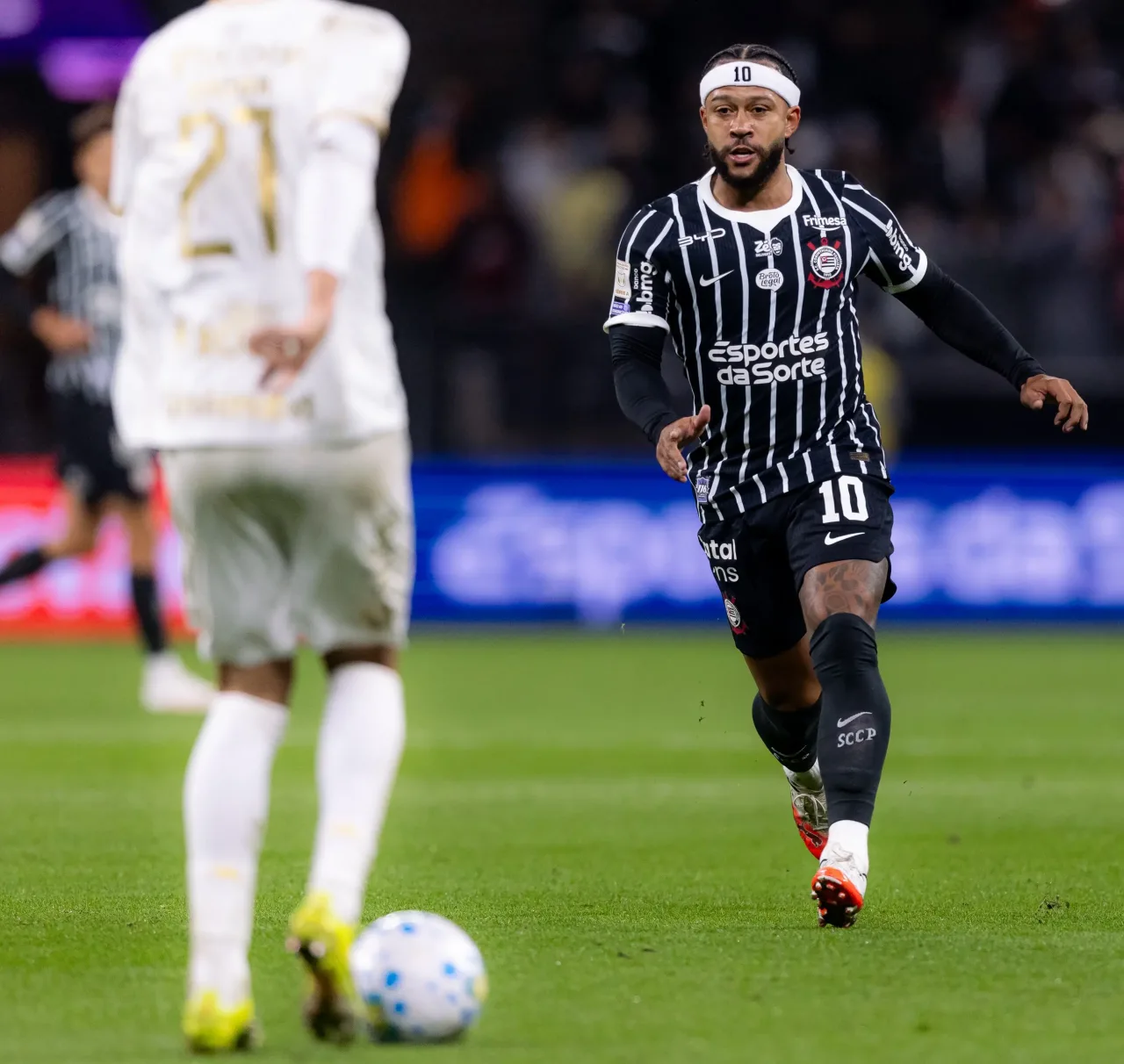 Diniz minimiza fala ‘polêmica’ e sai em defesa de Memphis: “Joga numa prateleira elevada”