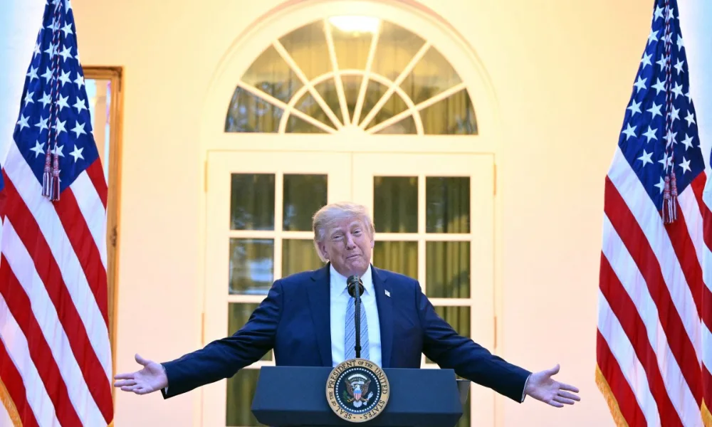 Principais emissoras dos EUA suspendem cobertura da Casa Branca após veto de Trump