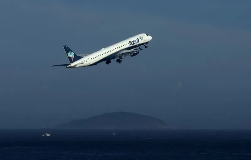 Estudo estima passagens aéreas 16% mais caras com reforma tributária