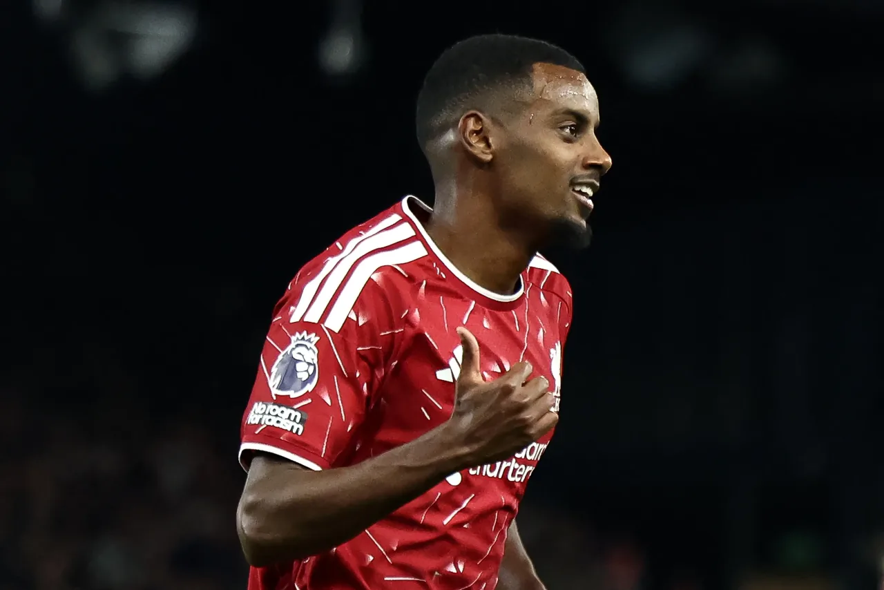 Com dois de Isak, Liverpool bate o Ipswich e vence a primeira no Inglês