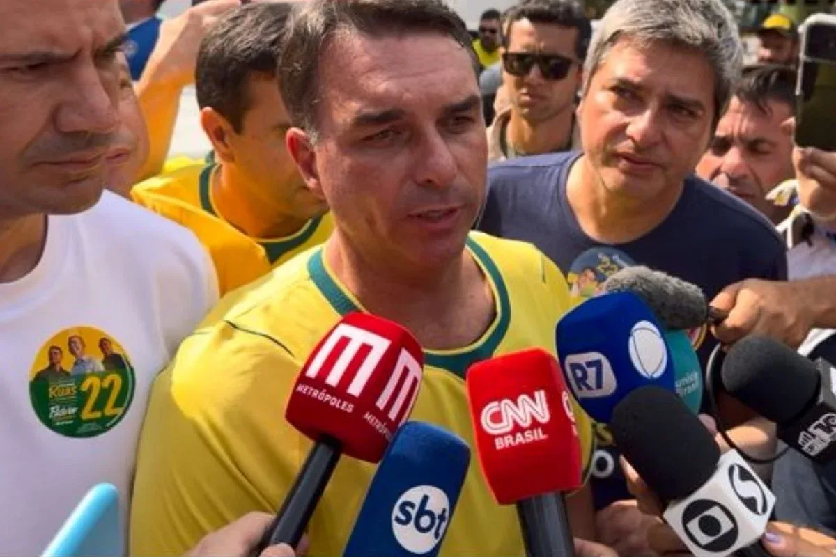 Flávio pede prisão de funcionário do Planalto por polêmica de Nossa Senhora