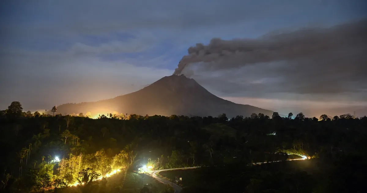 Erupção do Krakatoa obriga Indonésia a fechar 8 aeroportos