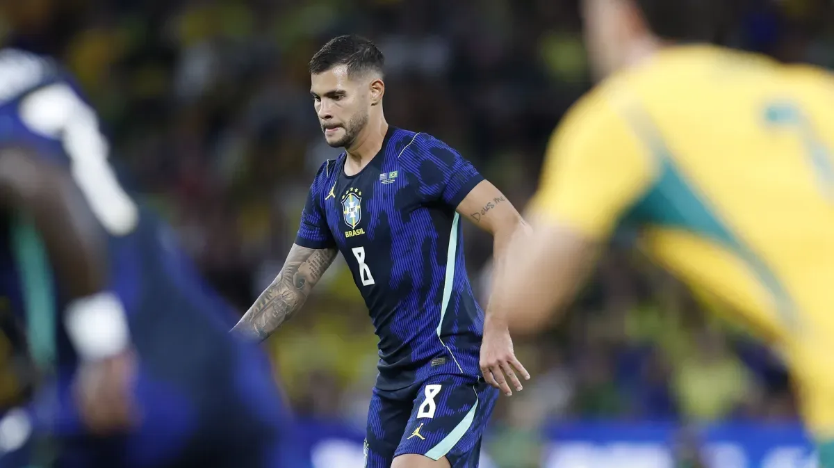 Após boa jogada, Bruno Guimarães vira para o Brasil contra a Austrália
