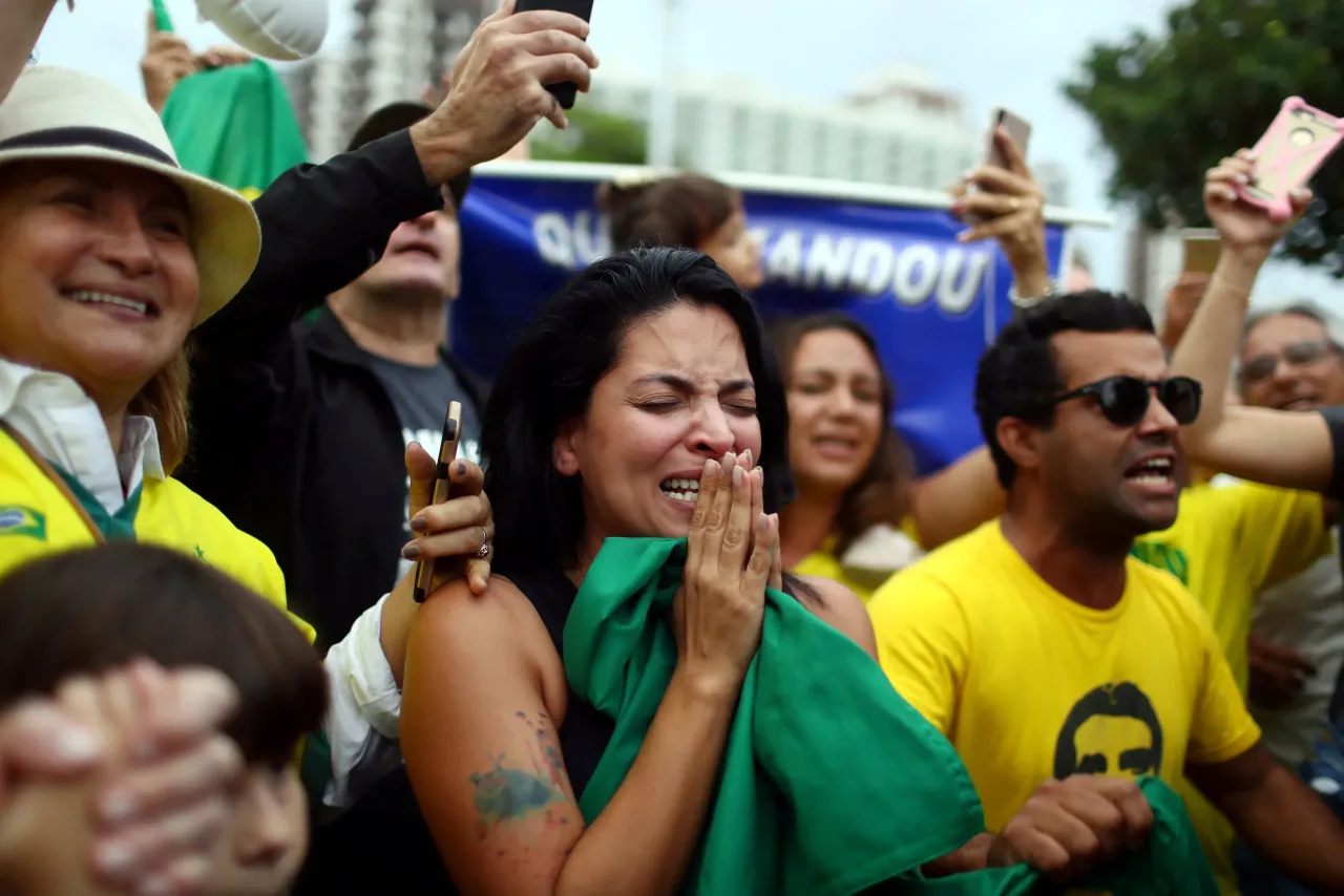 Brasil está preso entre potencial econômico e impasse político, diz The Economist