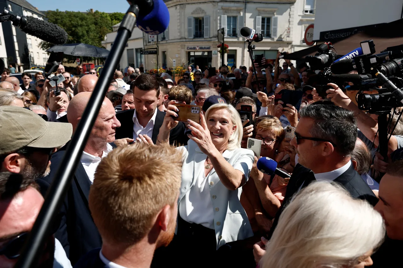 Estratégia de moderação de Le Pen é ameaçada por denúncias de antissemitismo contra aliado
