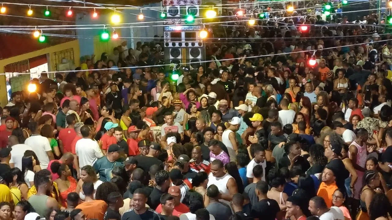 Baile Conexão Jamaica Brasileira reúne reggae, dancehall, hip hop e música urbana no bairro da Liberdade