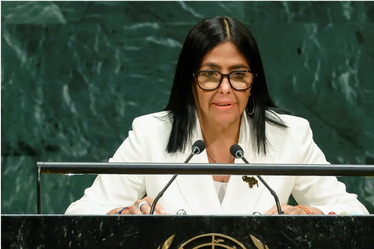 Delcy Rodríguez faz discurso na ONU com broche que parece mostrar mapa de Venezuela com Essequibo anexada