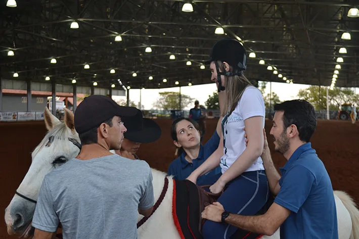 Apenas 3 minutos com pequenos cavalos foram suficientes para mudar o humor de adolescentes, revela estudo