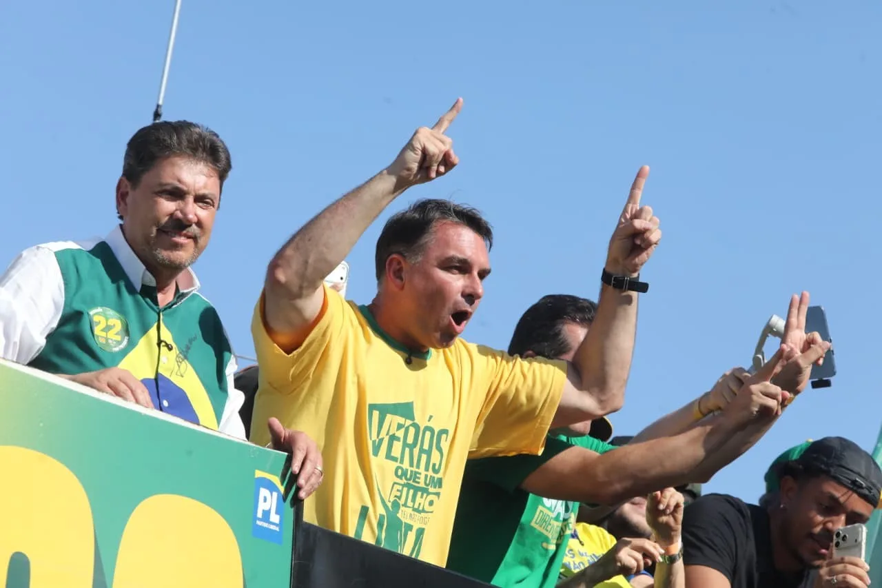 Defesa de Flávio entra com recurso contra decisão de Dino