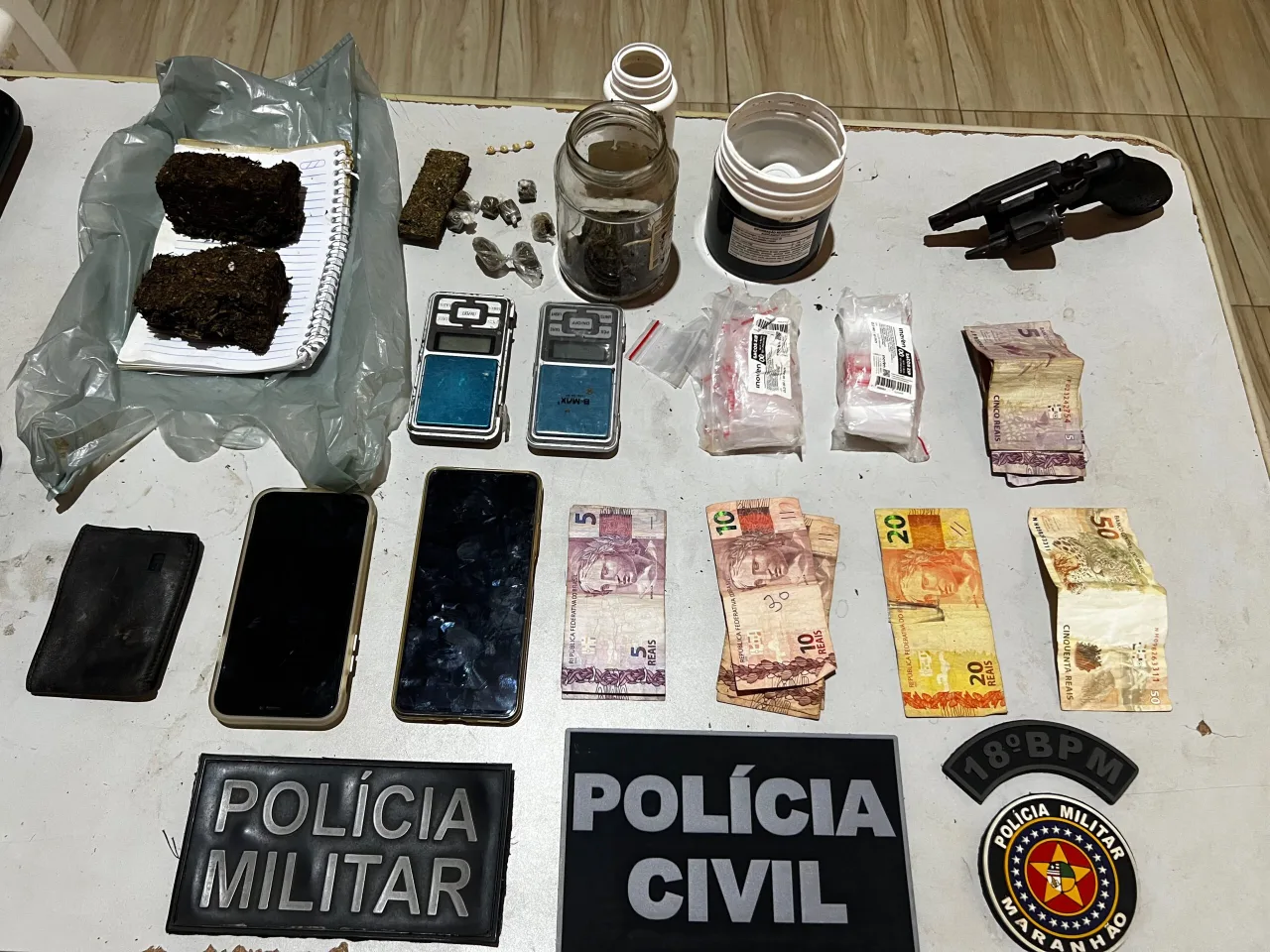 Suspeito de tráfico é preso com drogas, arma e balanças de precisão no interior do Maranhão