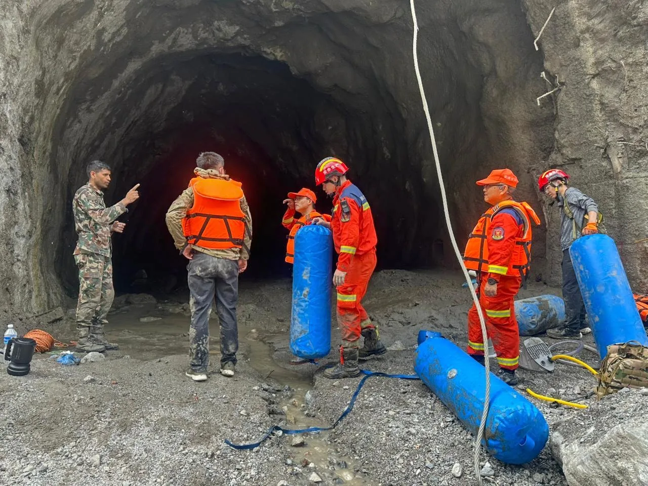 ‘Tudo lotado de lama’: operador de drones relata dificuldades em resgates em túneis no Nepal