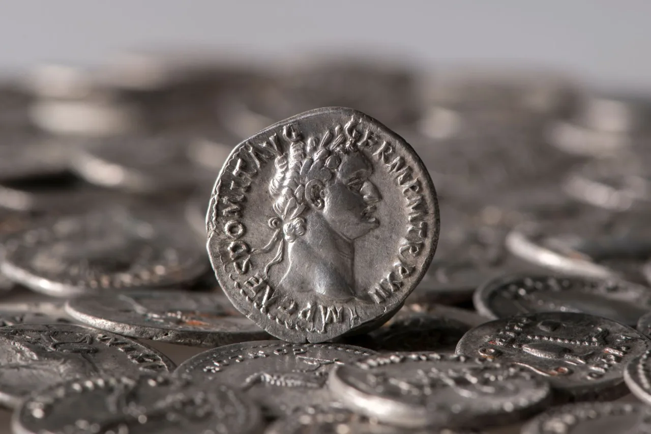 Tesouro com mais de 900 moedas de prata romanas é descoberto na Alemanha