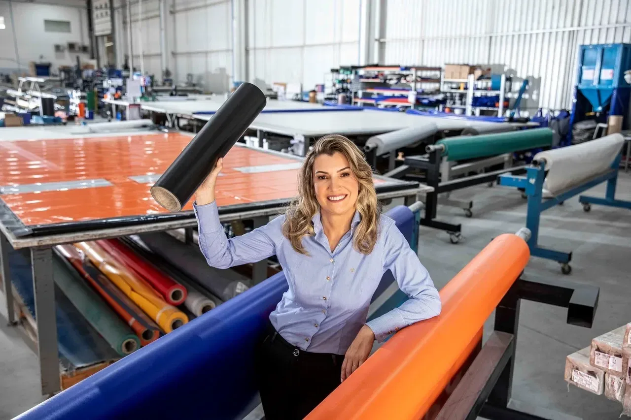 Ela viu o pai fabricar portas no quintal de casa. Hoje é CEO de uma indústria de R$ 59 milhões