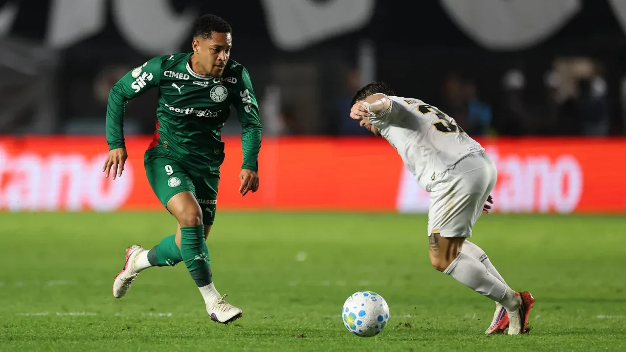 Abel abre o jogo sobre fase de Vitor Roque no Palmeiras e cobra mudança em “linguagem corporal”
