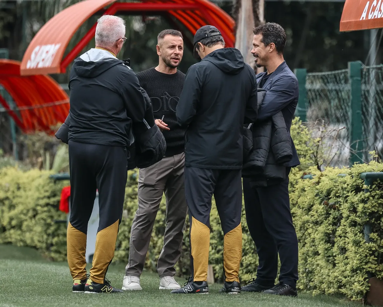 São Paulo inicia preparação para enfrentar o Atlético-MG; Hernanes visita CT
