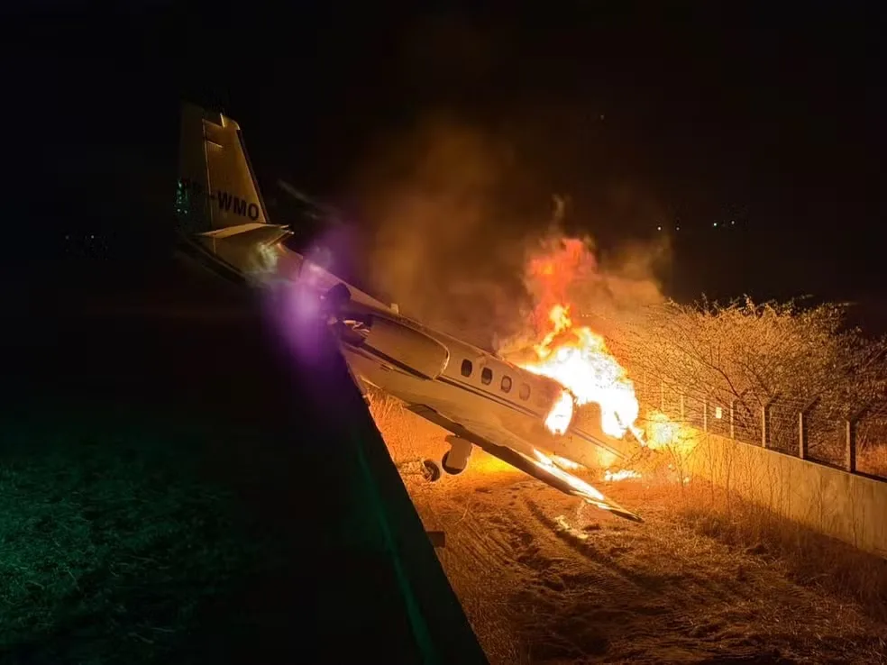 Avião com Rey Vaqueiro sai da pista e pega fogo após pouso; veja o que se sabe sobre o acidente