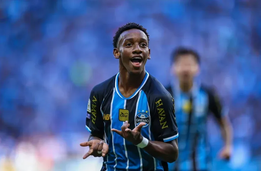 Promessa do Grêmio viaja para Europa para assinar com o Porto