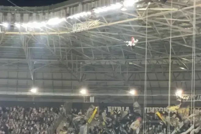 Ruan ignora Kaio Jorge nos cumprimentos antes de Atlético-MG x Cruzeiro