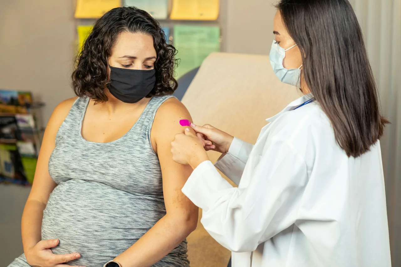 OMS emite alerta sobre vacinação insuficiente de gestantes