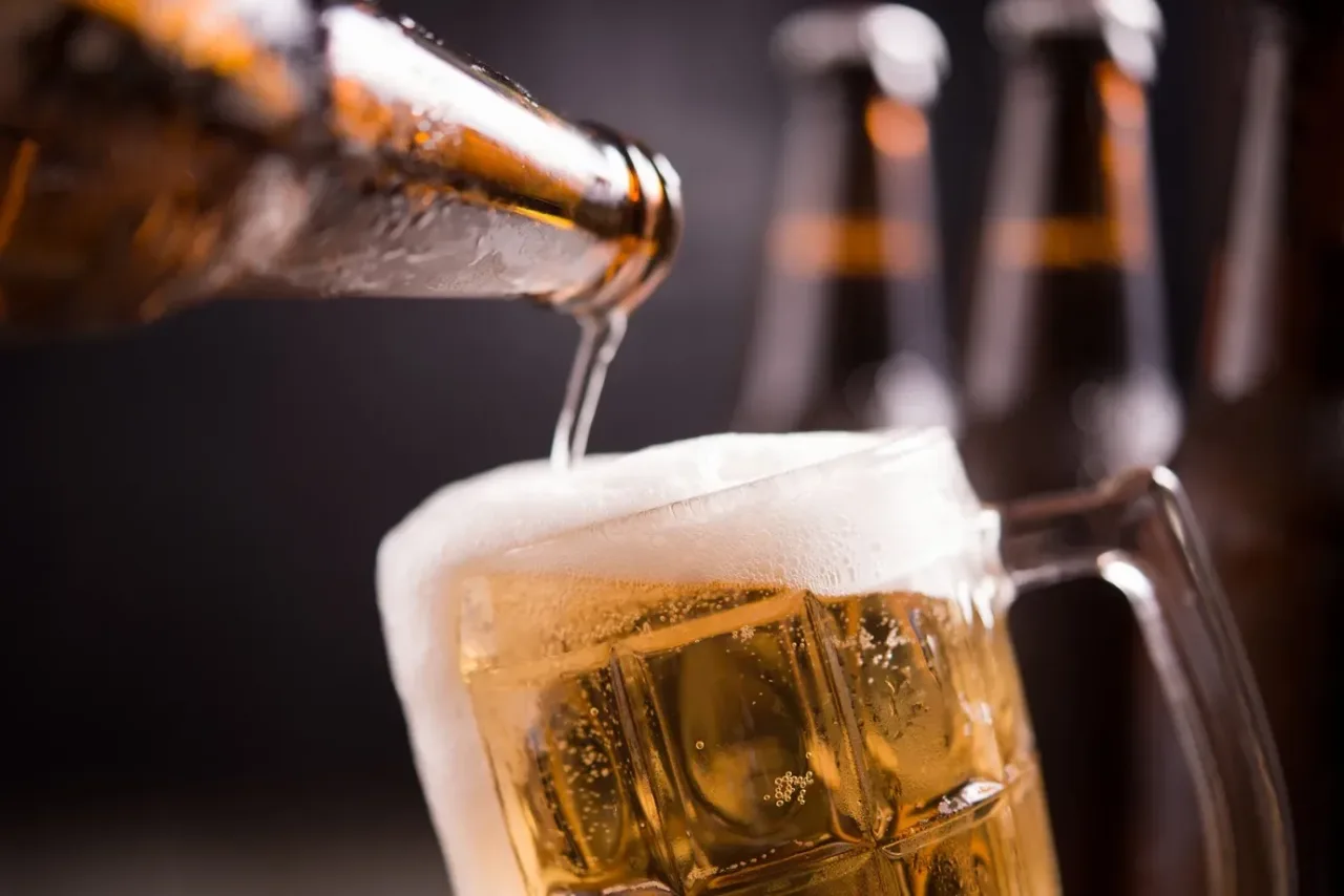 O que o álcool na adolescência faz com o cérebro? Estudo aponta efeito até a vida adulta
