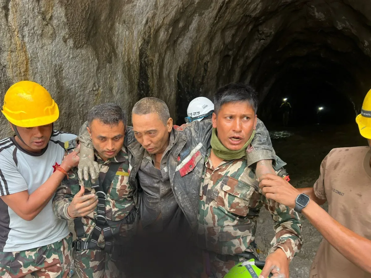 Mulher resgatada no Nepal após 10 dias passará por cirurgia na perna