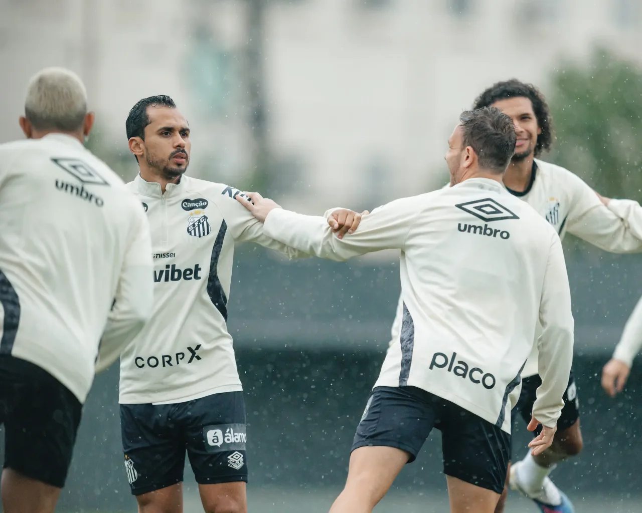 Lima treina, e Santos fecha a preparação para pegar o Internacional; veja provável escalação