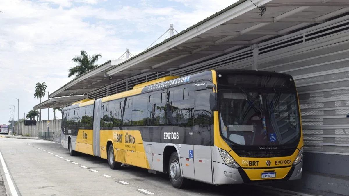 Passageiro é morto a tiros dentro de ônibus do BRT no RJ
