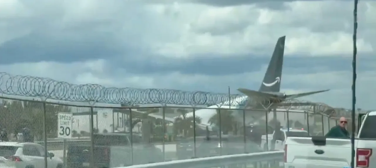 Avião de carga da Amazon ultrapassa pista de aeroporto em Miami