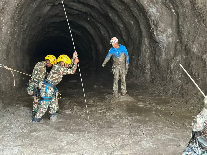Terceiro homem é resgatado de túnel no Nepal dez dias após enchentes