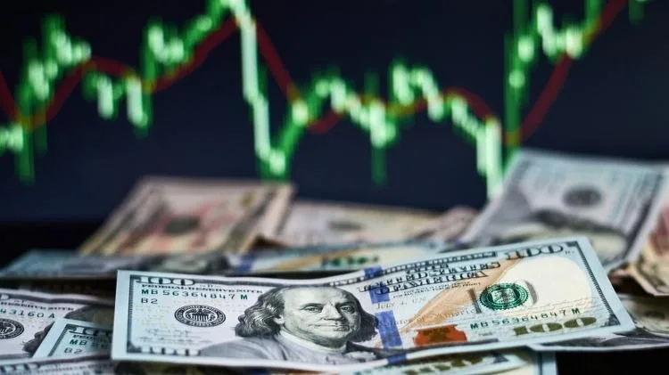 Dólar passa a operar em alta após anúncio de reajuste do Bolsa Família