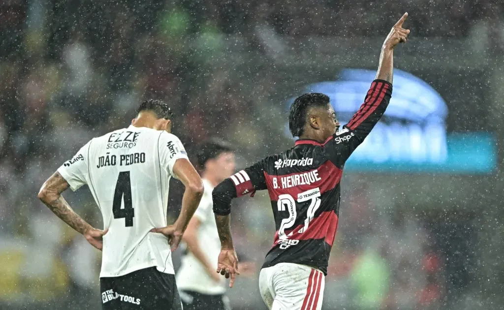 Corinthians reage no 2º tempo, mas Bruno Henrique brilha e dá vitória ao Flamengo