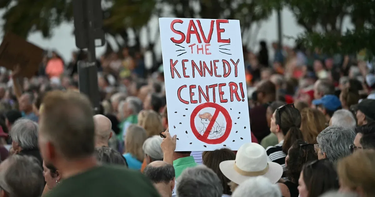 Manifestantes protestam no Kennedy Center após ameaça de demolição por Trump