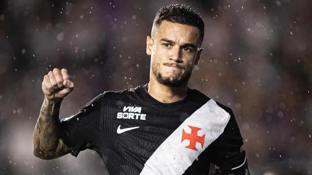 Cebolinha veste a camisa do Santos após desembarque em aeroporto
