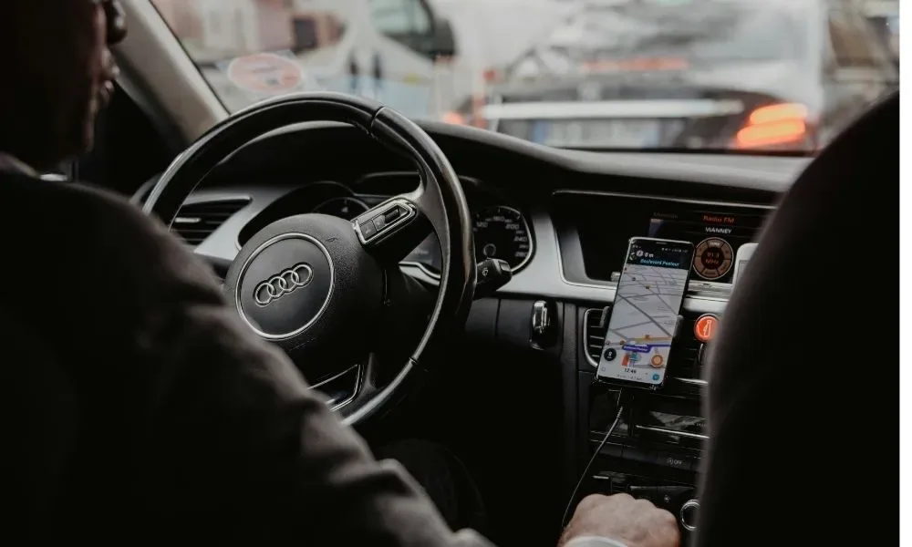 Polícia investiga caso de jovem que saltou de carro em movimento para fugir de sequestro no RJ