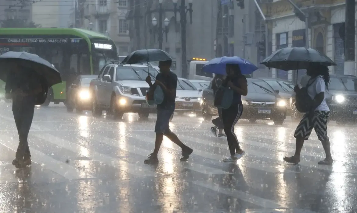 Frente fria intensifica temporais ao longo do dia; veja a previsão de hoje
