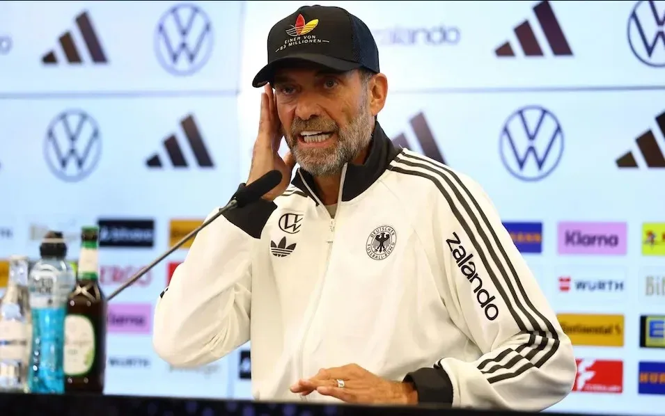O boné de Klopp que virou um ato político na Alemanha