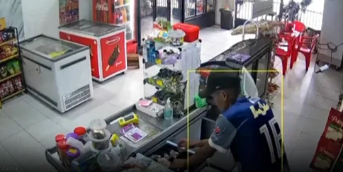 Vídeo: Homem armado assalta lanchonete e leva dinheiro do caixa na Vila Palmeira