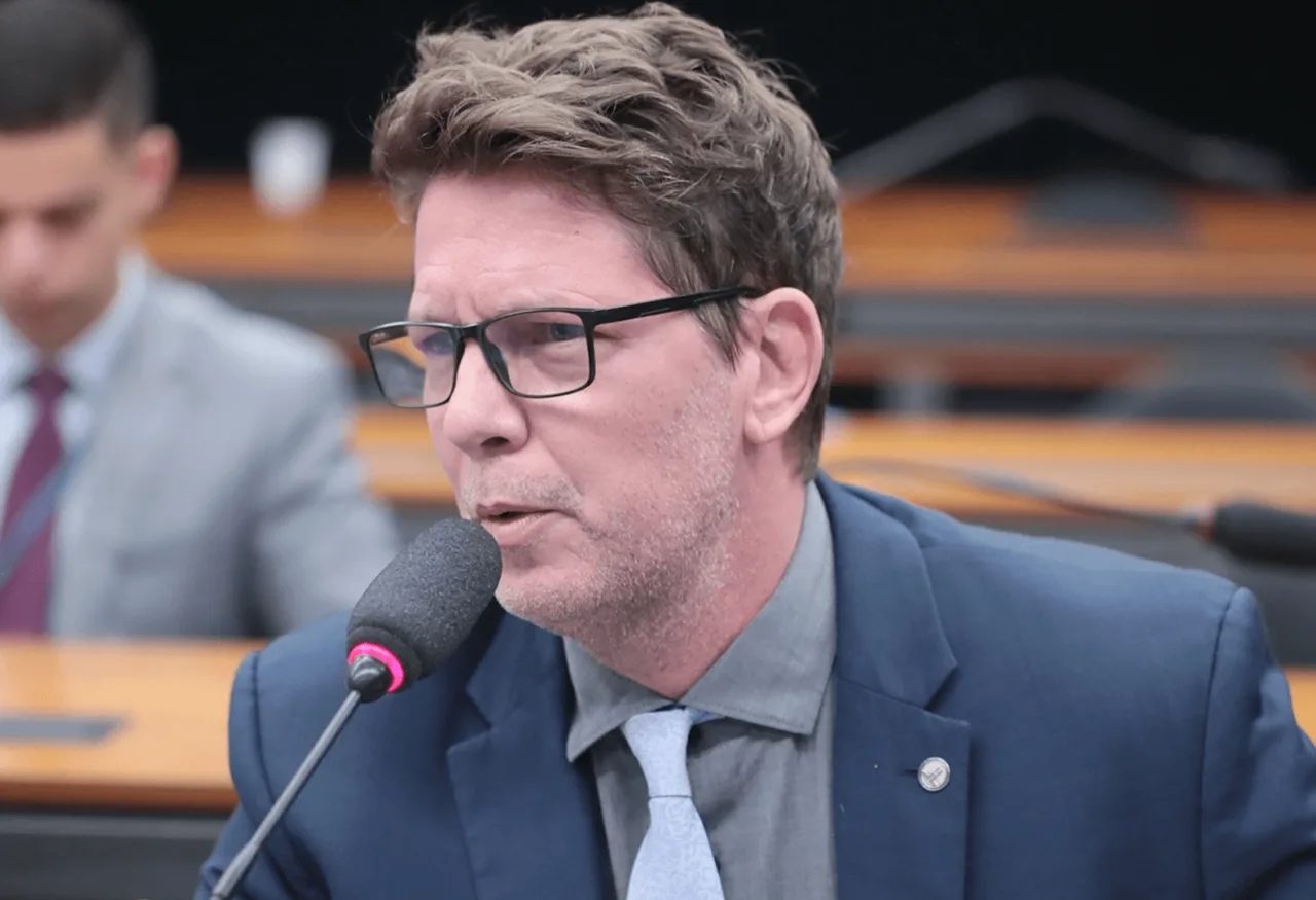 Mario Frias diz que patrocínio do Master a “Dark Horse” não é crime