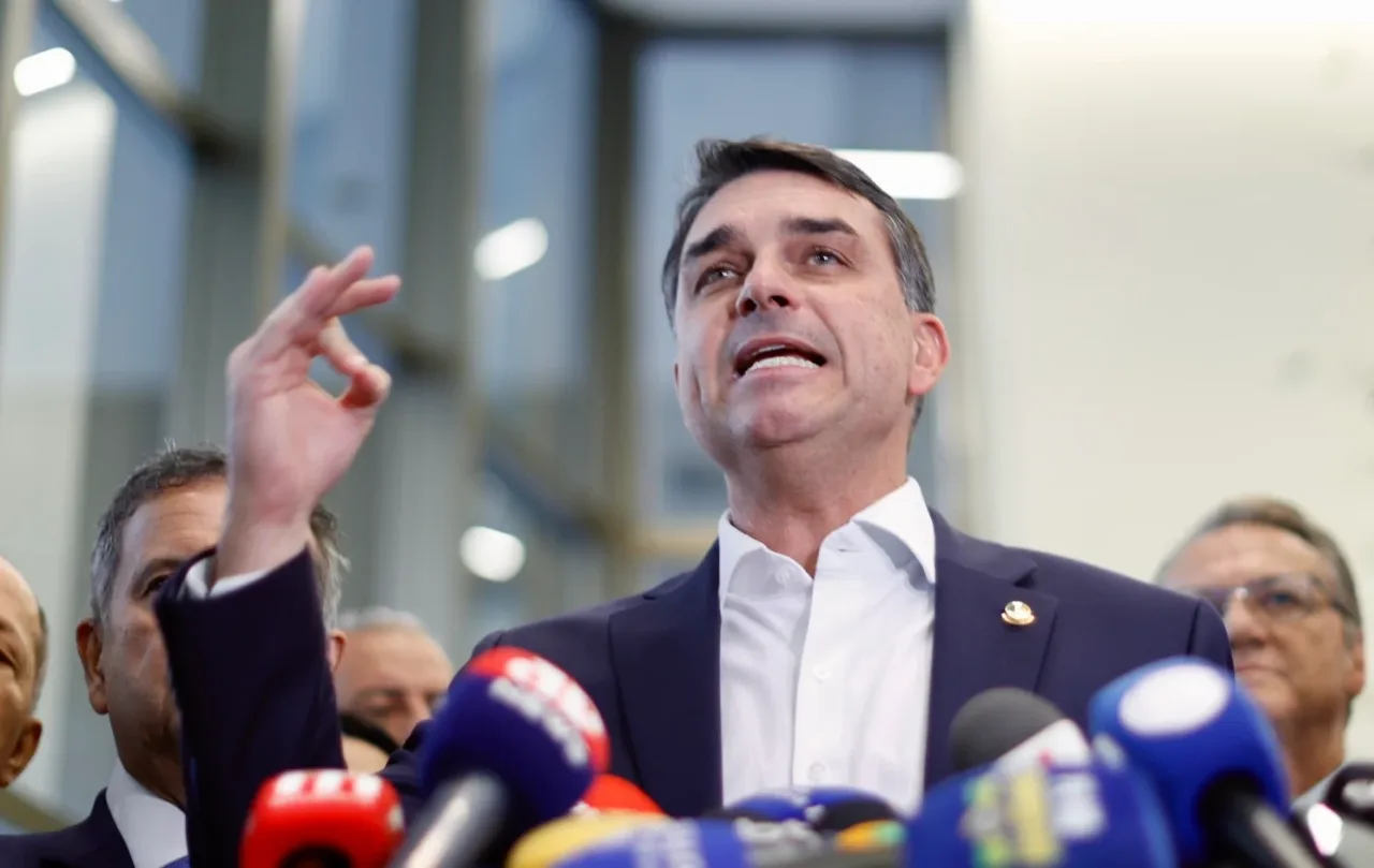 Lindbergh pede investigação de Flávio por vínculo com Careca do INSS
