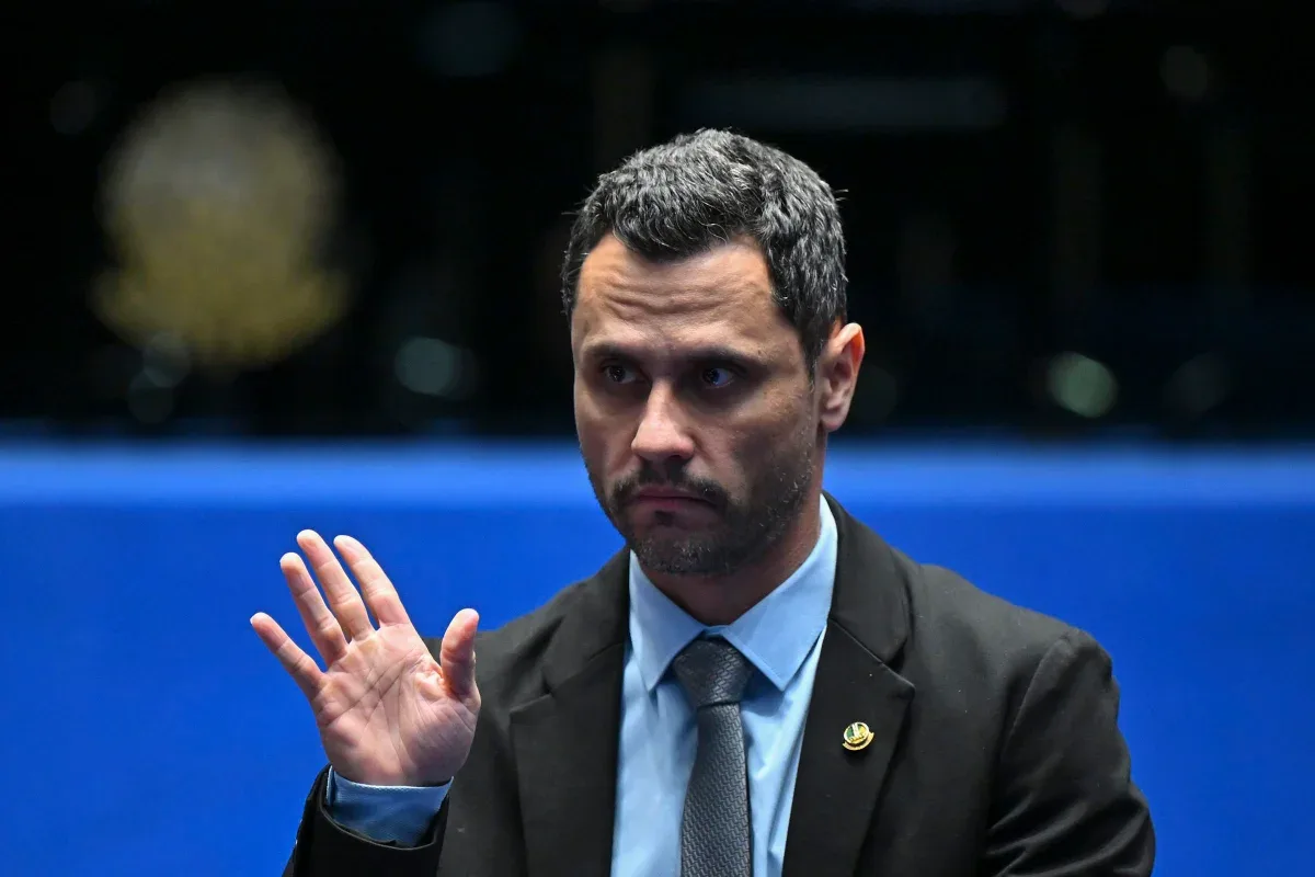 Cleitinho omite uso de avião que fez mais de 40 voos no período eleitoral