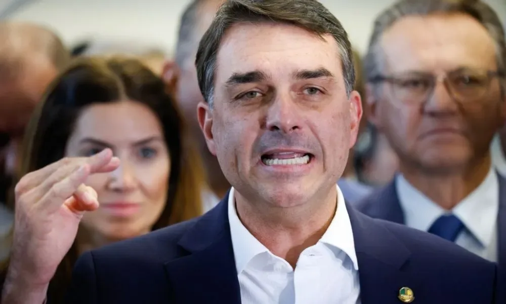 Flávio estica passagem por SP e terá três dias na capital em semana decisiva