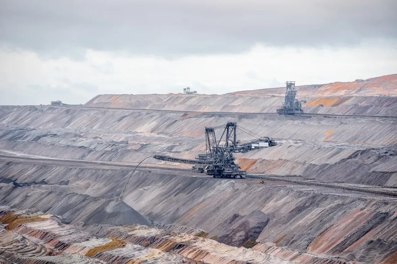 Como mineração a céu aberto pode 'despertar' falhas geológicas a 20 km