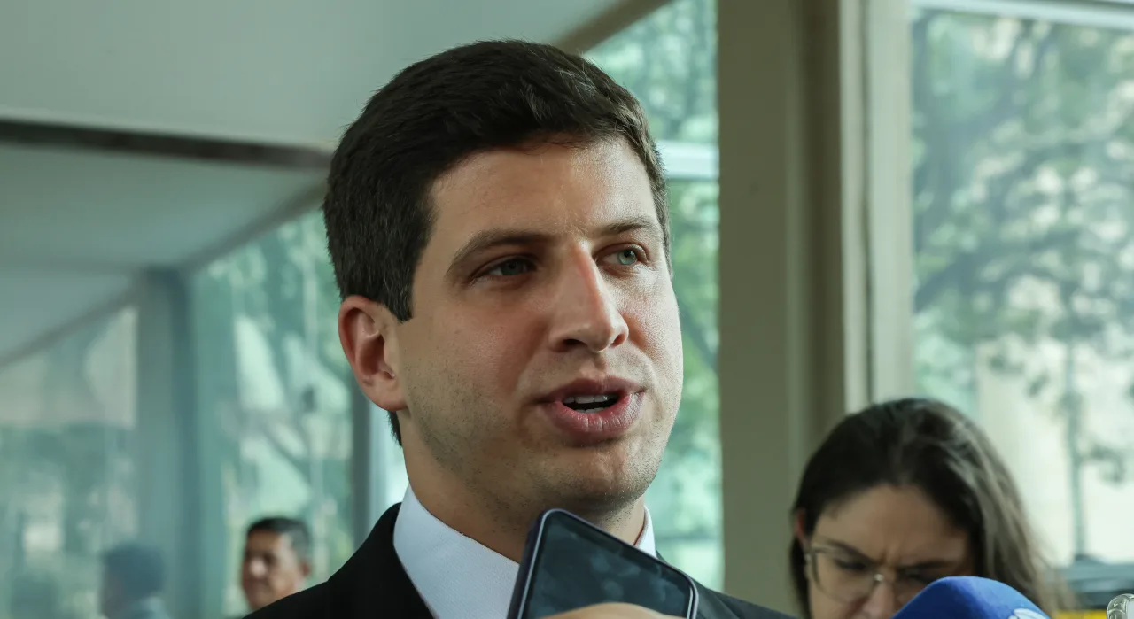 Escritório de cunhado de João Campos recebeu R$ 7,4 milhões de prefeituras