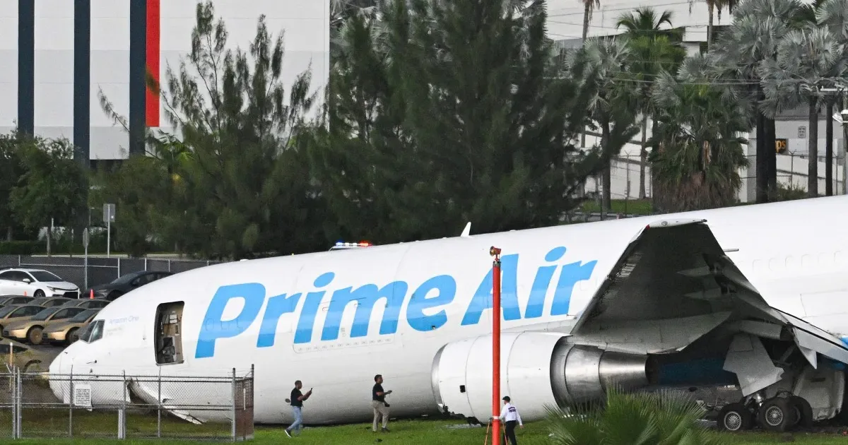 Ao menos 5 morrem após avião de carga da Amazon sair da pista em Miami, diz autoridades